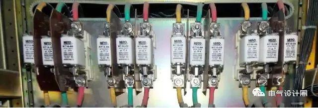 配電室中有哪些類型的低壓配電柜電壓？配電柜主要內部組件是什么？