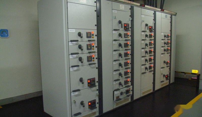 配電室中有哪些類型的低壓配電柜電壓？配電柜主要內部組件是什么？