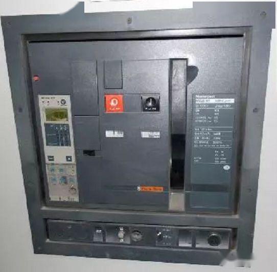 配電室中有哪些類型的低壓配電柜電壓？配電柜主要內部組件是什么？