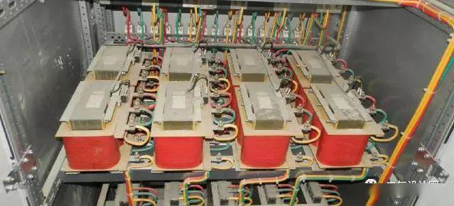 配電室中有哪些類型的低壓配電柜電壓？配電柜主要內部組件是什么？