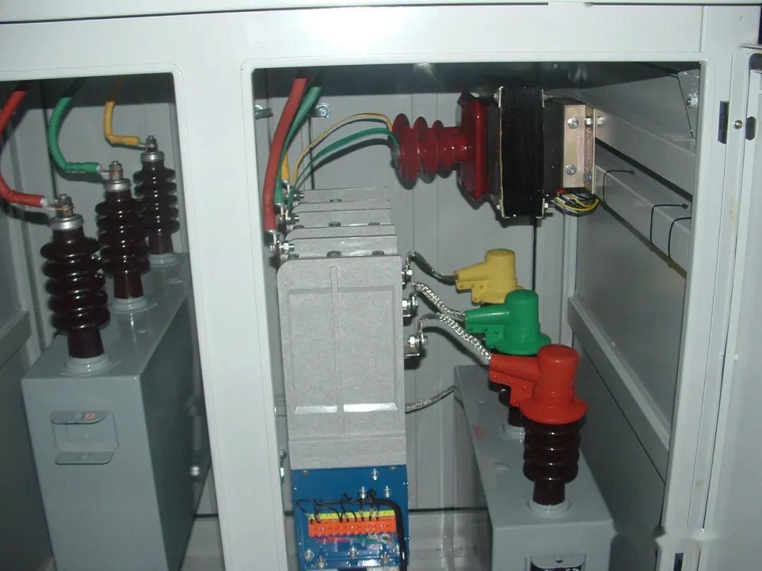 配電室中有哪些類型的低壓配電柜電壓？配電柜主要內部組件是什么？