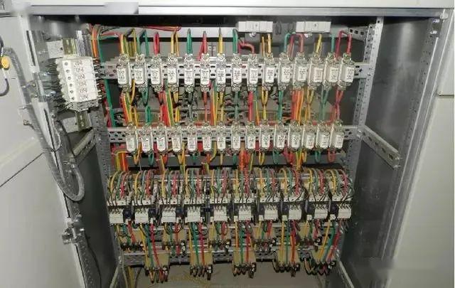 配電室中有哪些類型的低壓配電柜電壓？配電柜主要內部組件是什么？