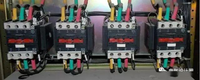 配電室中有哪些類型的低壓配電柜電壓？配電柜主要內部組件是什么？