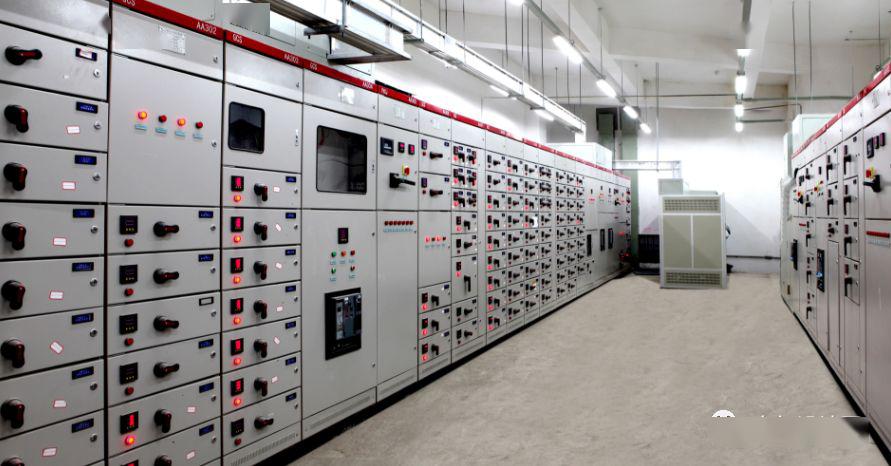 配電室中有哪些類型的低壓配電柜電壓？配電柜主要內部組件是什么？