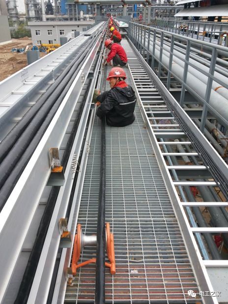 一條完成開關柜安裝，電纜橋架施工，電纜敷設及布線施工，照明配電箱施工