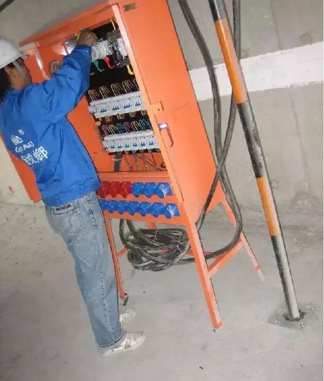 施工現場臨時用電配電箱及開關箱配置和使用說明，圖示詳圖