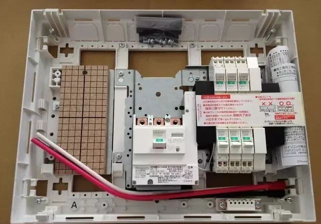 為什么日本家庭使用40年的單件配電箱而我們仍然在現場組裝它？