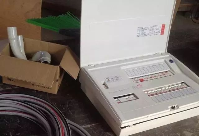 為什么日本家庭使用40年的單件配電箱而我們仍然在現場組裝它？