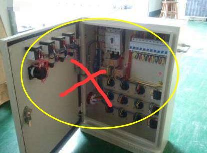 老電工把配電箱安裝在墻內。曬太陽太聰明了。