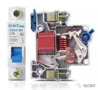 分析了配電箱的內部結構，誰能理解它？