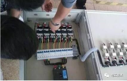 分析了配電箱的內部結構，誰能理解它？