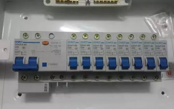 家庭配電箱分配如何合理？這種裝置確保你的家在50年內不會被絆倒。