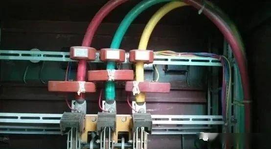 你知道為什么配電箱有些配有1、2或3個電流互感器嗎？