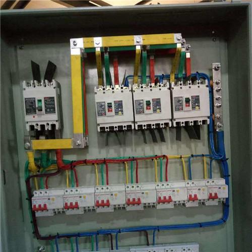 配電箱帶漏電保護或空？只有有這么多漏洞和空的開口才是安全的。這太實際了。