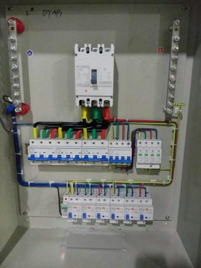 跟著師傅學做配電箱，看到師傅的手藝，我不好意思開始