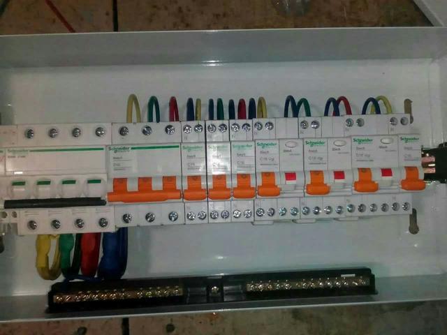 跟著師傅學做配電箱，看到師傅的手藝，我不好意思開始