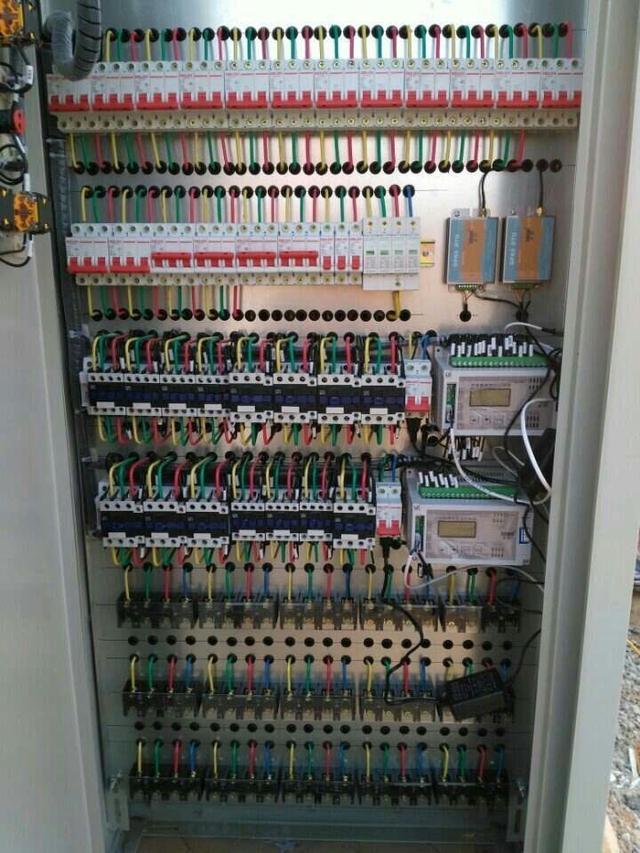 跟著師傅學做配電箱，看到師傅的手藝，我不好意思開始