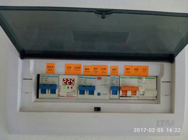 跟著師傅學做配電箱，看到師傅的手藝，我不好意思開始