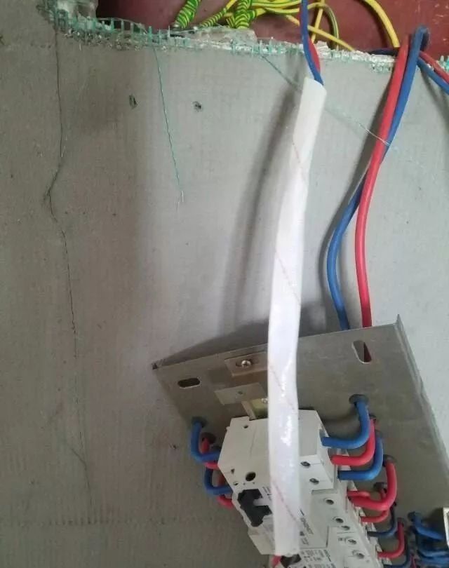 在一個建筑工地，一個建筑電工應該如何安裝一個居民配電箱！與新加入者分享