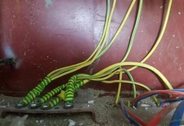 在一個建筑工地，一個建筑電工應該如何安裝一個居民配電箱！與新加入者分享