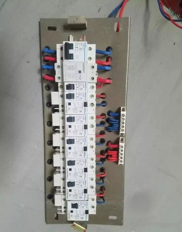 在一個建筑工地，一個建筑電工應該如何安裝一個居民配電箱！與新加入者分享