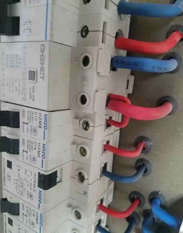 在一個建筑工地，一個建筑電工應該如何安裝一個居民配電箱！與新加入者分享