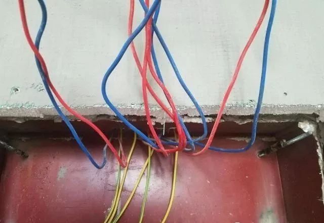在一個建筑工地，一個建筑電工應該如何安裝一個居民配電箱！與新加入者分享