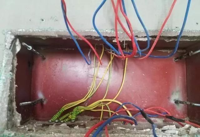 在一個建筑工地，一個建筑電工應該如何安裝一個居民配電箱！與新加入者分享