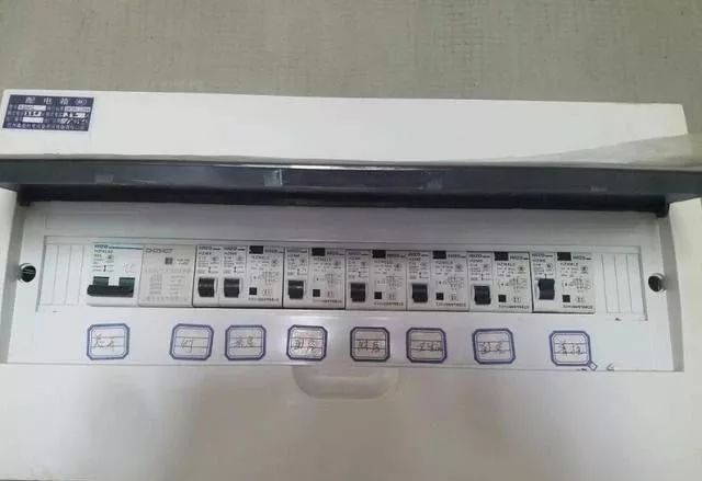 在一個建筑工地，一個建筑電工應該如何安裝一個居民配電箱！與新加入者分享