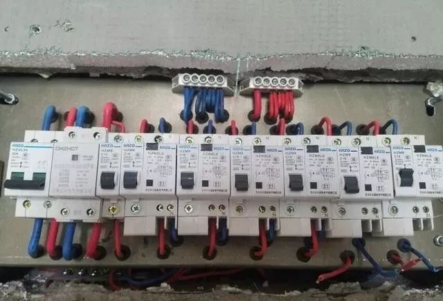 在一個建筑工地，一個建筑電工應該如何安裝一個居民配電箱！與新加入者分享